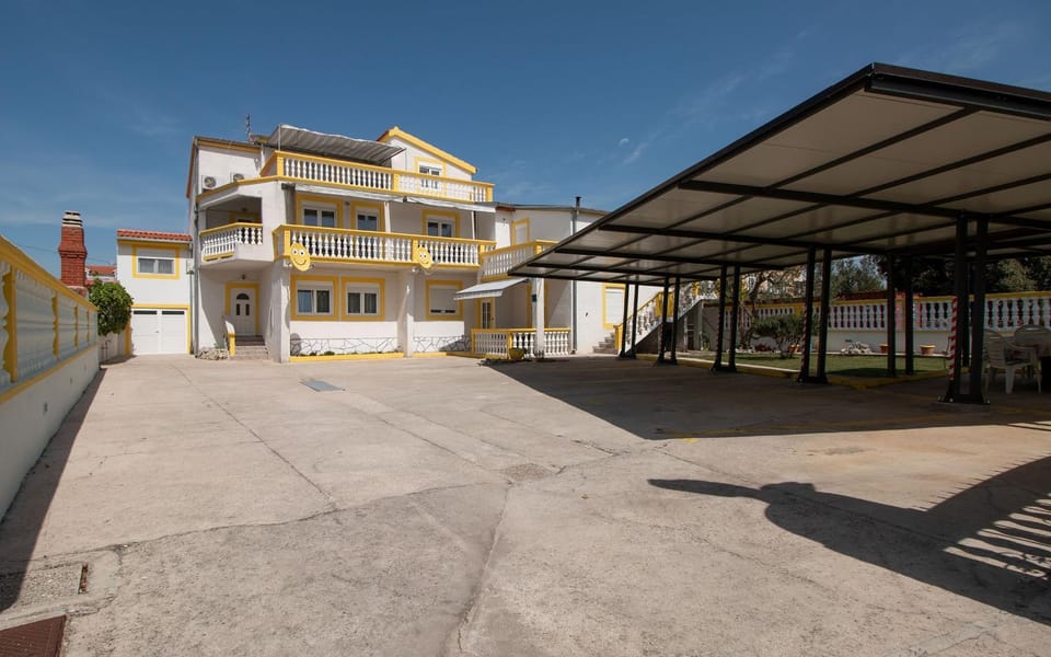 Property building, Facade/entrance, View (from property/room), Other, Decorative detail, Garden view, Street view