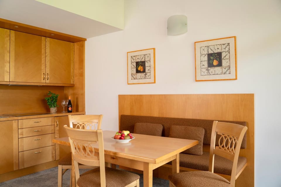 Kitchen or kitchenette, Seating area, Dining area