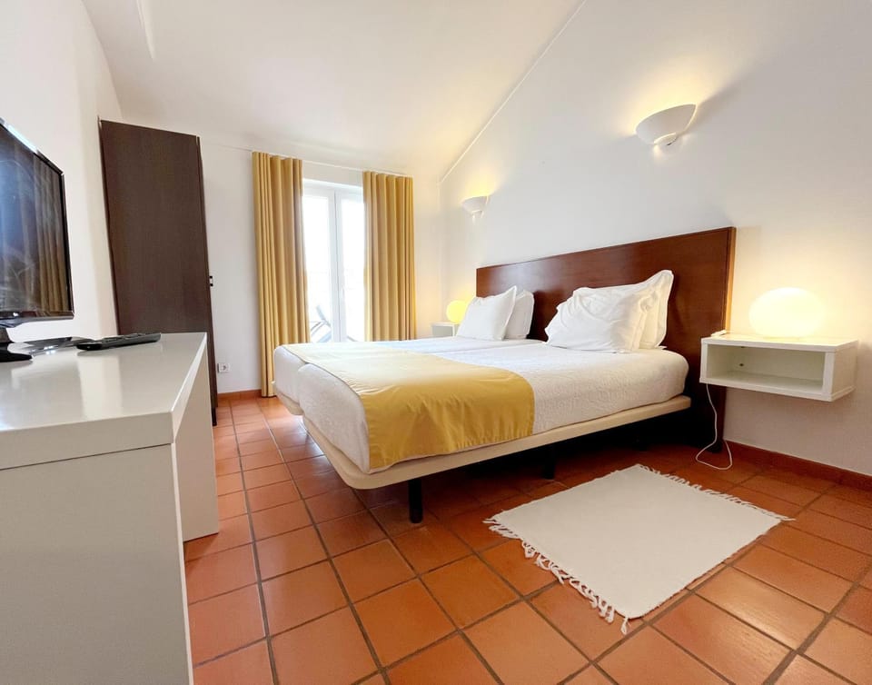 Bed, TV and multimedia, Decorative detail, Bedroom