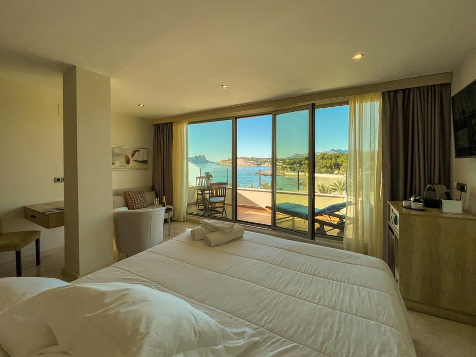 Bed, Balcony/Terrace, Photo of the whole room, Bedroom, Sea view