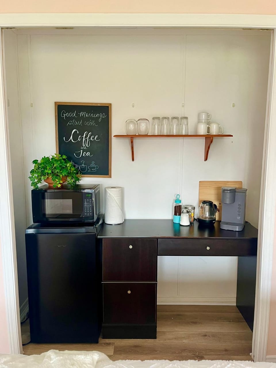 Coffee/tea facilities, Kitchen or kitchenette, microwave, toaster