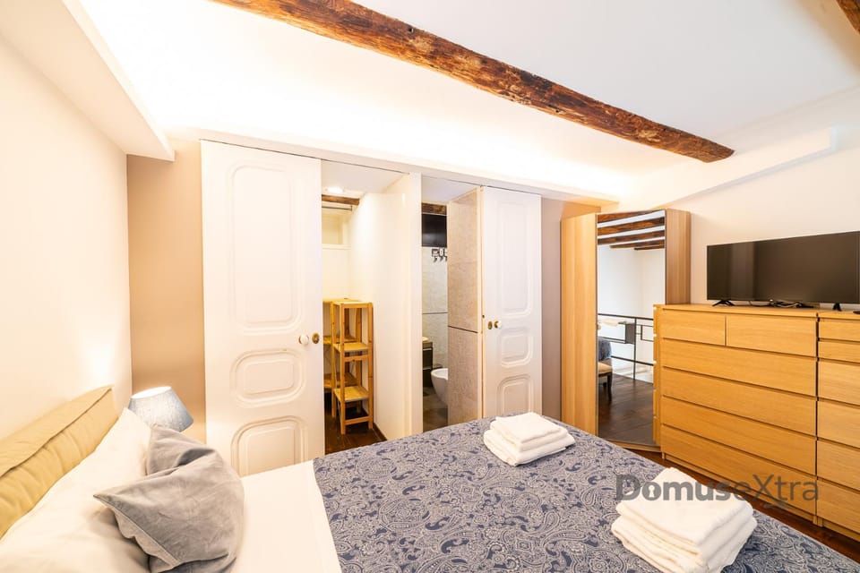 Bed, TV and multimedia, Photo of the whole room, Bedroom, towels, wardrobe