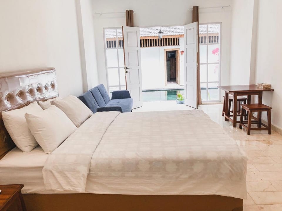 Bed, Living room, Photo of the whole room, Seating area, Bedroom