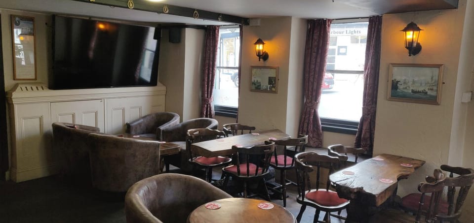 Restaurant/places to eat, Communal lounge/ TV room, Lounge or bar