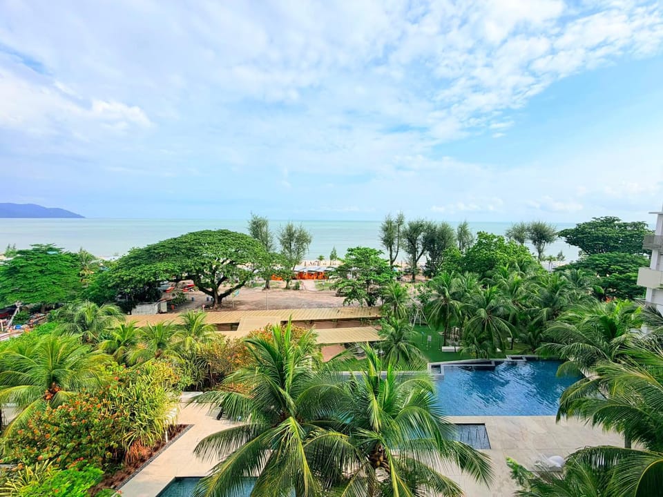By The Sea@ Cozy Beachfront Home (Batu Ferringhi). Apartment in Penang