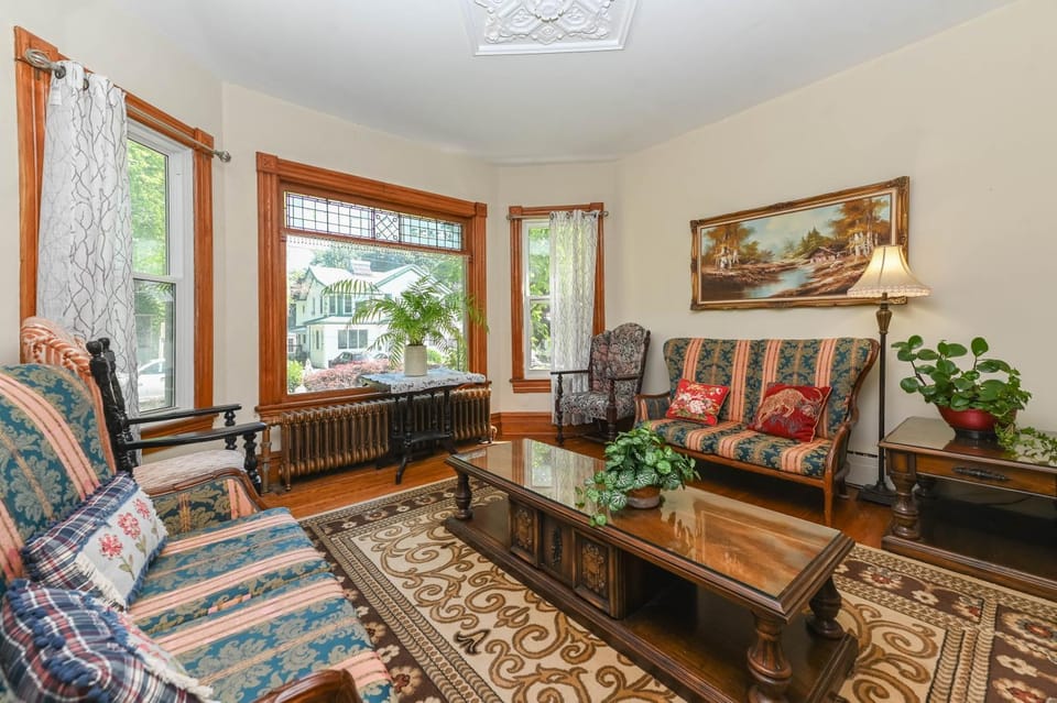 Living room, Seating area