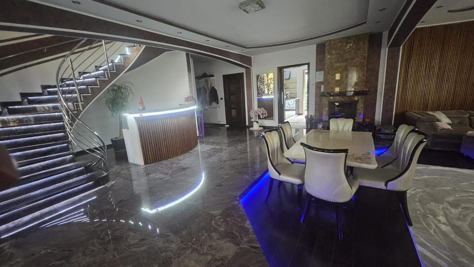 Restaurant/places to eat, Lobby or reception