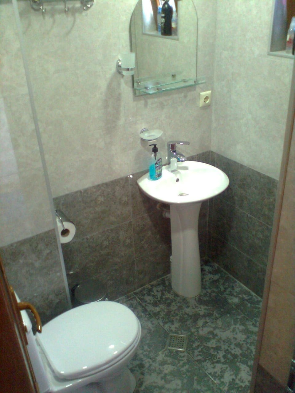 Shower, Toilet