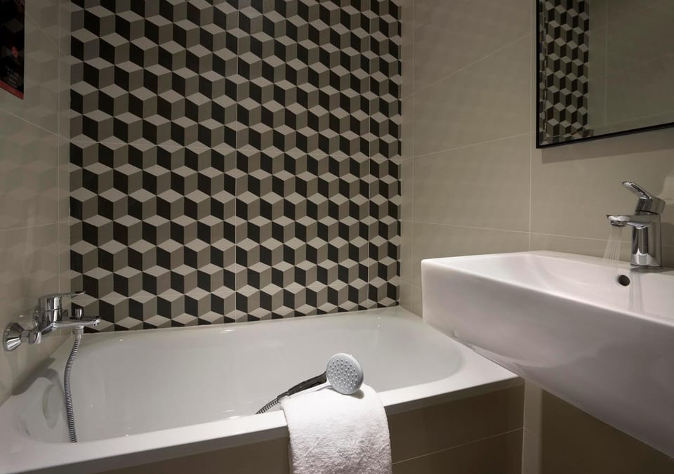 Shower, Toilet, Bathroom, Decorative detail, Area and facilities