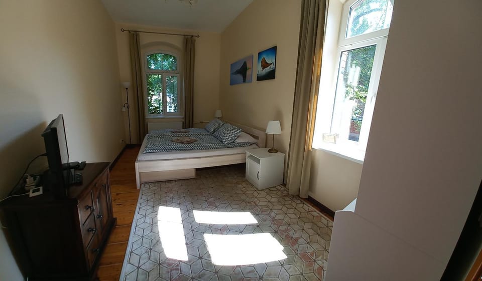 Bed, TV and multimedia, Bedroom