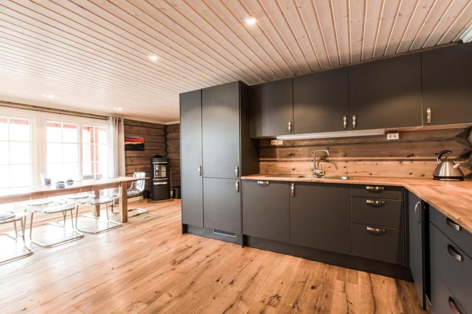 Kitchen or kitchenette, Living room, Seating area, Dining area