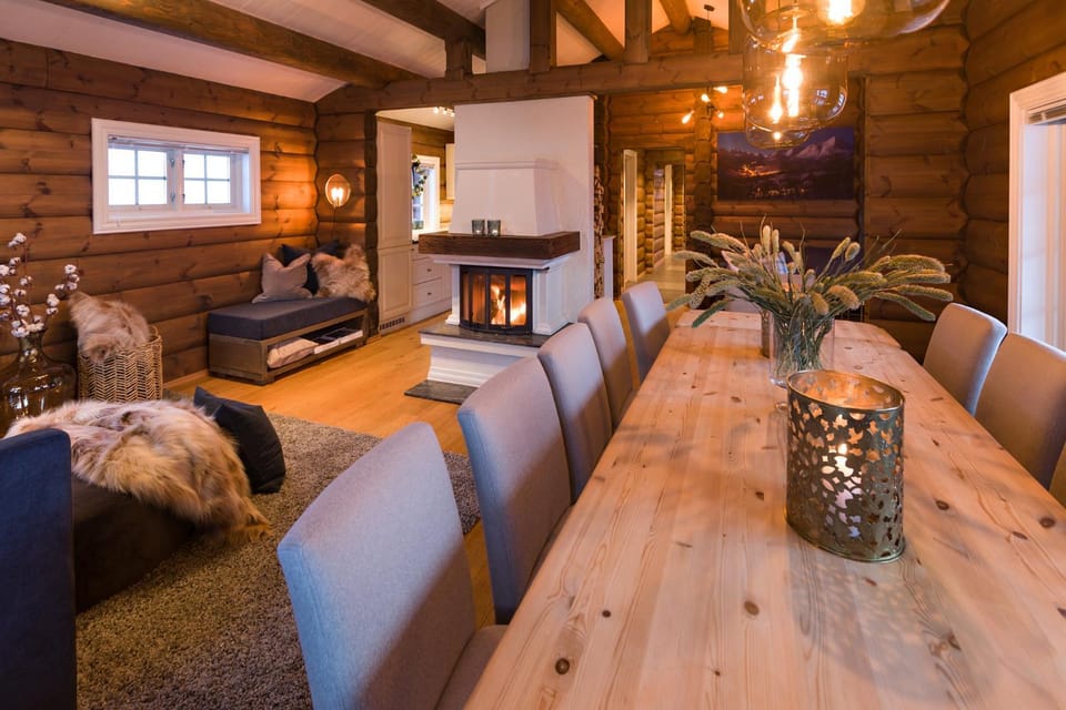 Living room, Photo of the whole room, Decorative detail, Seating area, Dining area