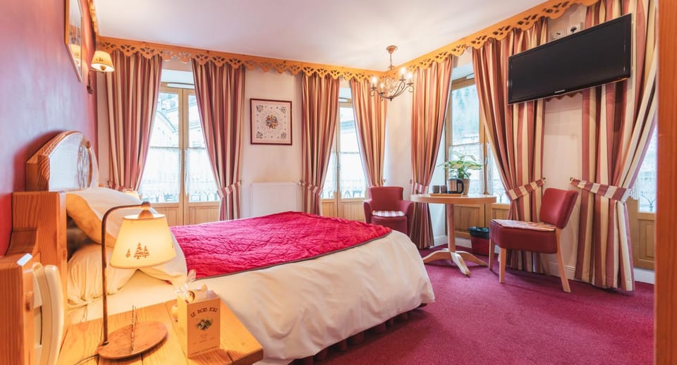 Bed, Photo of the whole room, Seating area, Bedroom