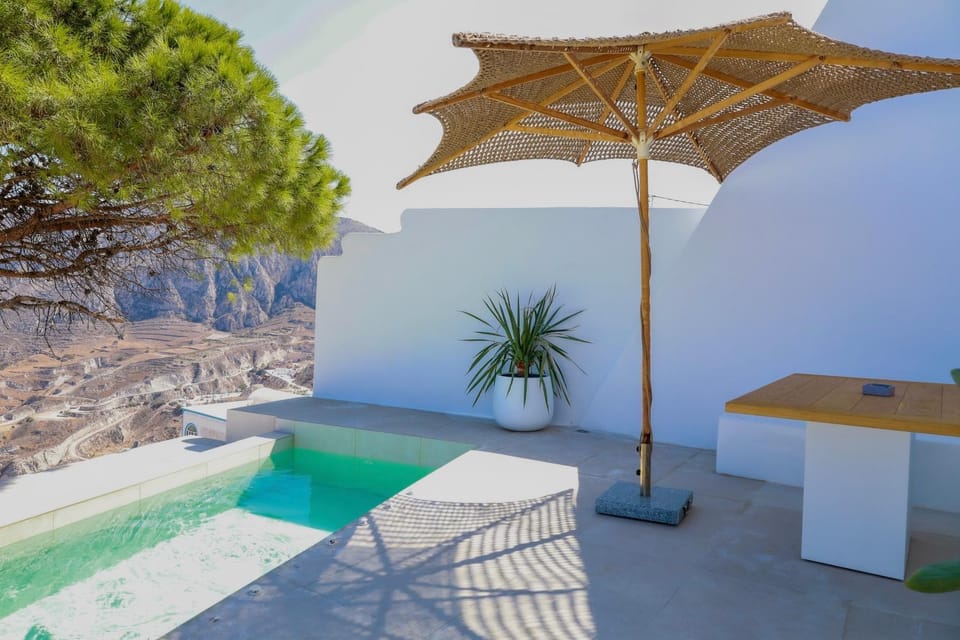 Patio, Dining area, Swimming pool
