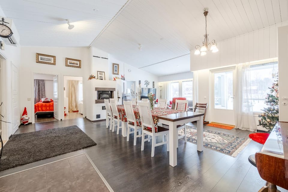 Photo of the whole room, Seating area, Dining area