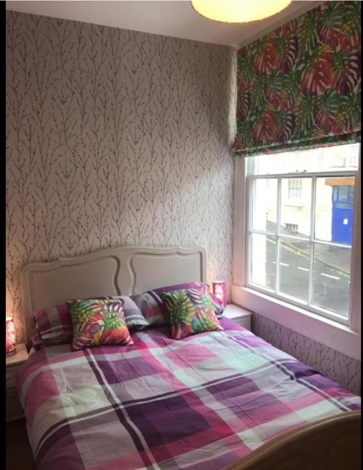 1st floor Georgian flat close to local park and city centre with 1 bedroom and large sofabed in living room Apartment in Bath