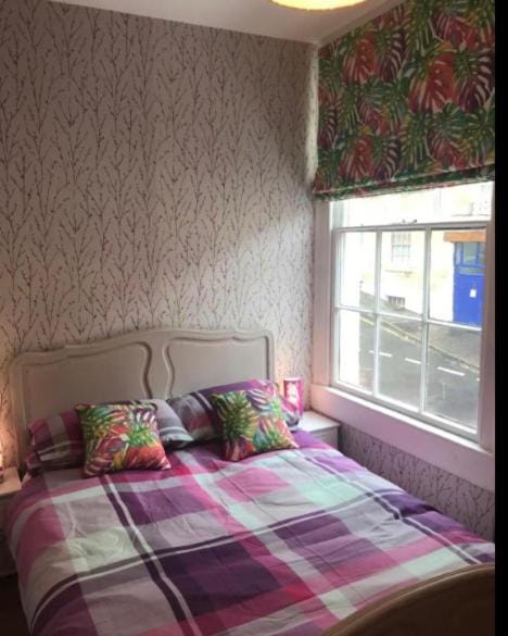 1st floor Georgian flat close to local park and city centre with 1 bedroom and large sofabed in living room Apartment in Bath