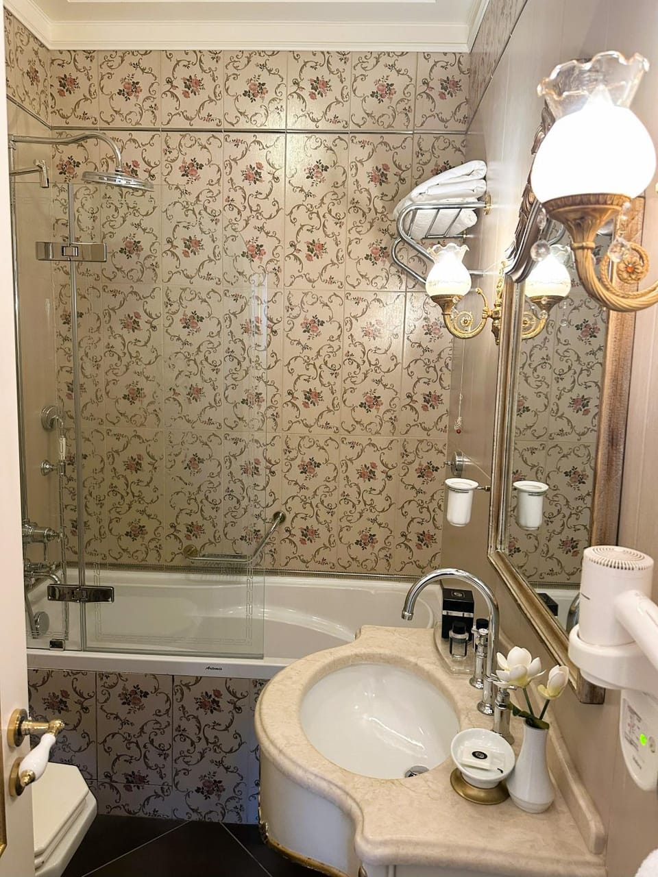 Shower, Toilet, Bathroom, Bath, towels