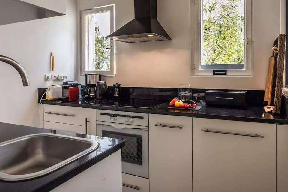 Coffee/tea facilities, Kitchen or kitchenette, dishwasher, stove, toaster