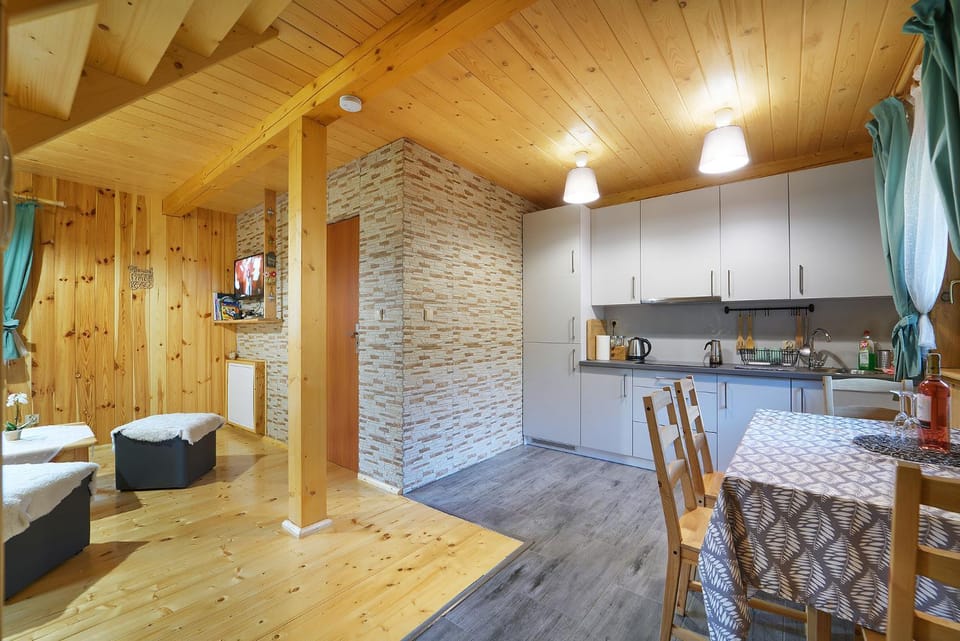Kitchen or kitchenette, Dining area