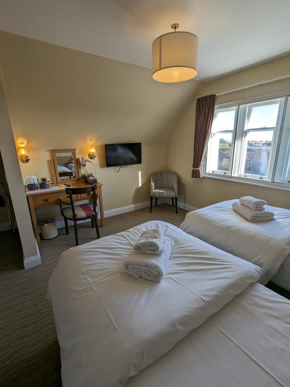 Bed, TV and multimedia, Photo of the whole room, Bedroom, hair dresser