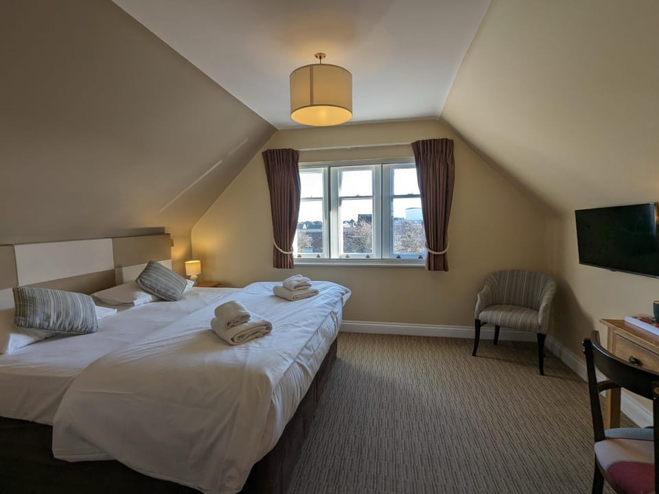 Bed, TV and multimedia, Photo of the whole room, Bedroom, hair dresser, towels