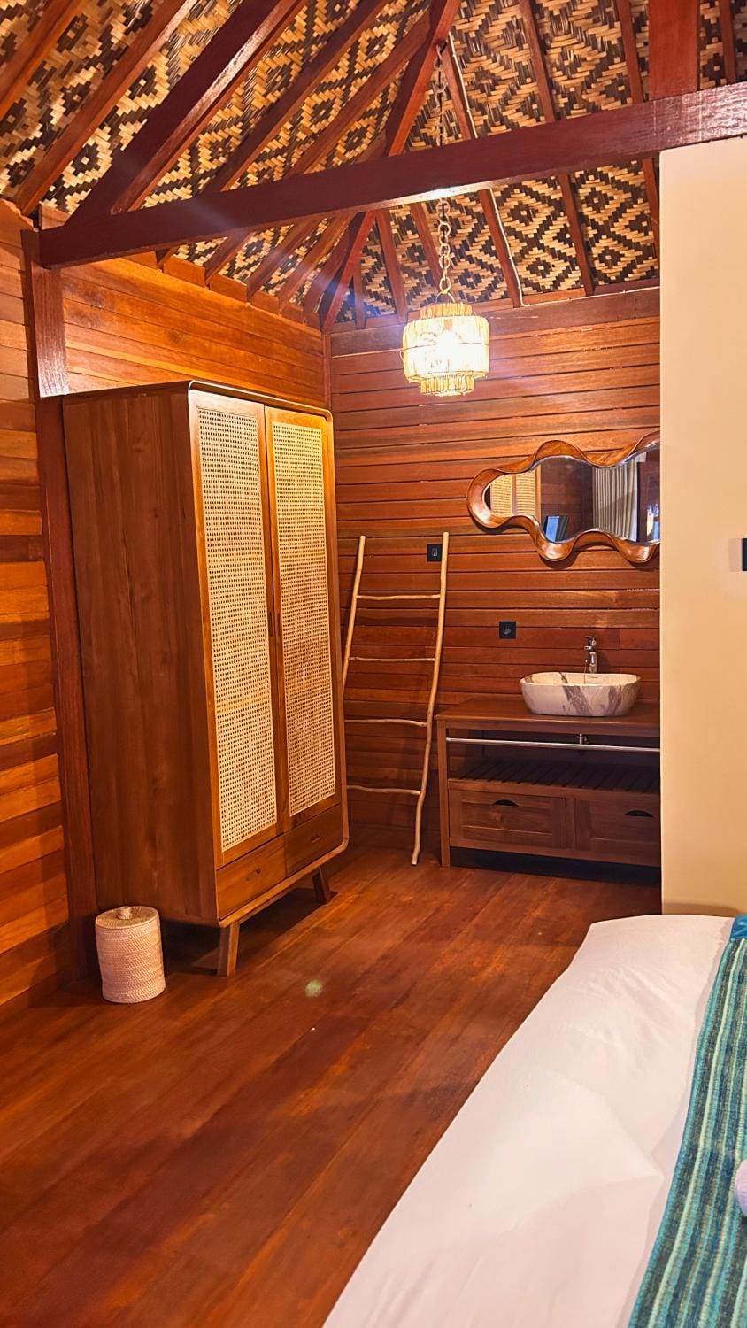 Photo of the whole room, Bedroom, wardrobe