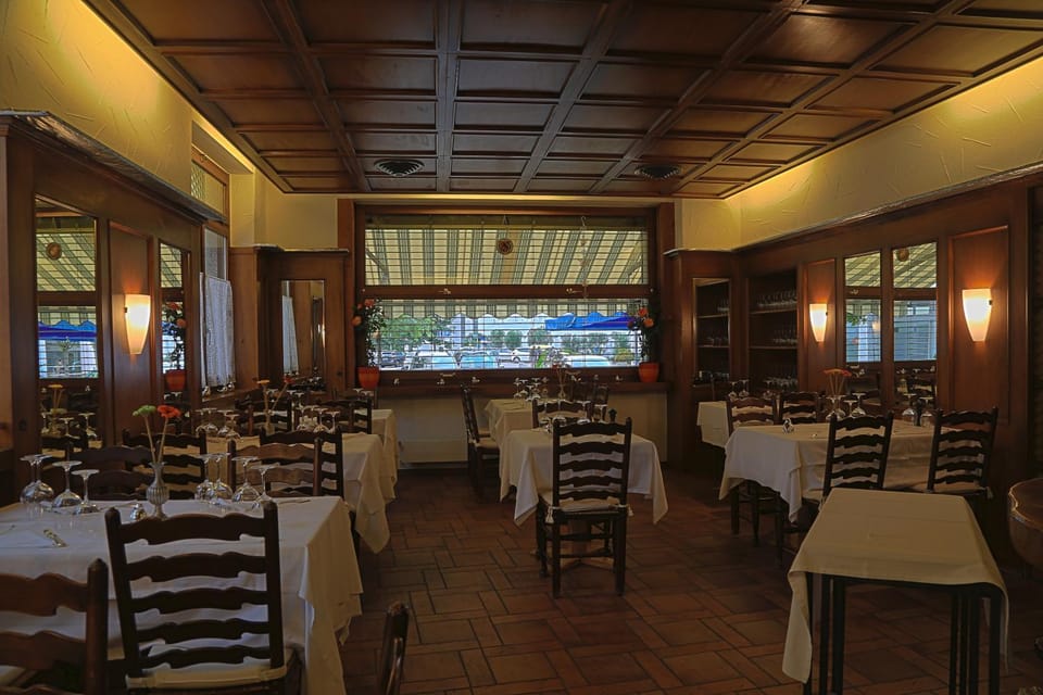 Restaurant/places to eat, Dining area