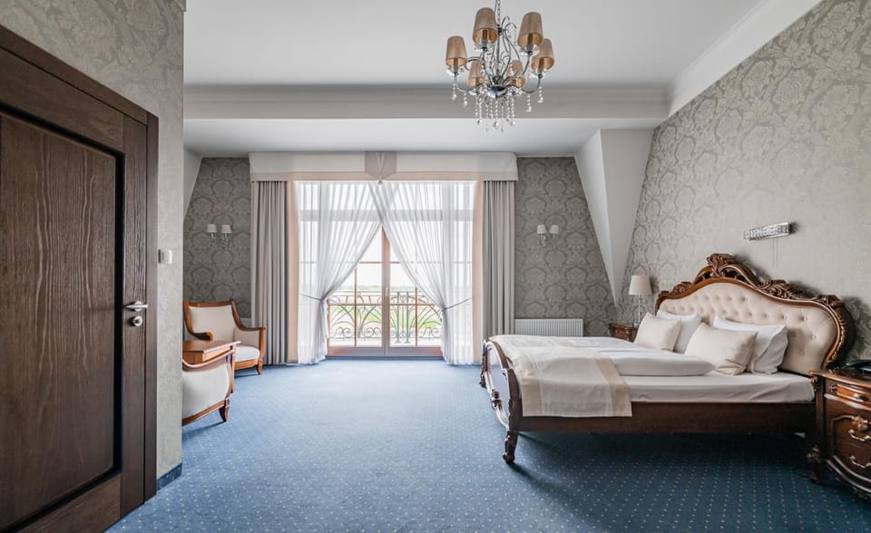 Bed, Photo of the whole room, Decorative detail, Seating area, Bedroom, Guests