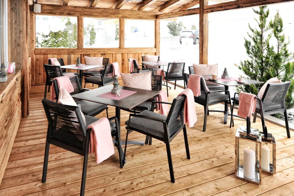 Restaurant/places to eat, Balcony/Terrace