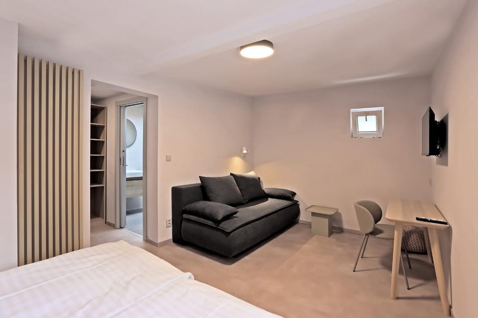 Photo of the whole room, Seating area