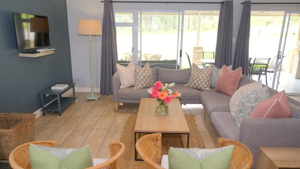 TV and multimedia, Living room, Seating area, Evening entertainment