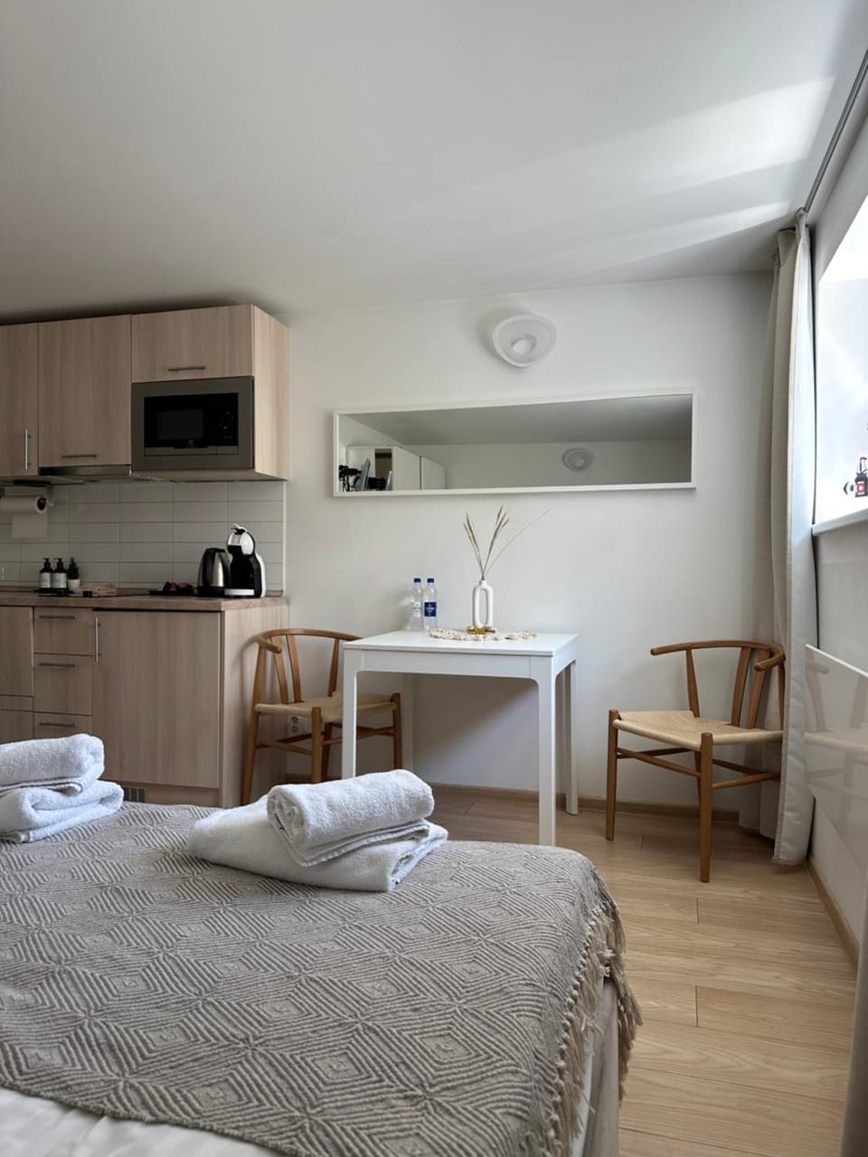 Bed, Coffee/tea facilities, Living room, Dining area, Bedroom, dishwasher, microwave, towels, kitchen