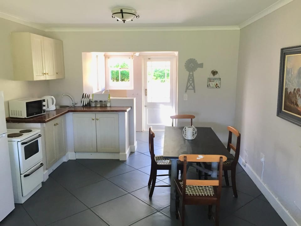 Coffee/tea facilities, Kitchen or kitchenette, Seating area, Dining area