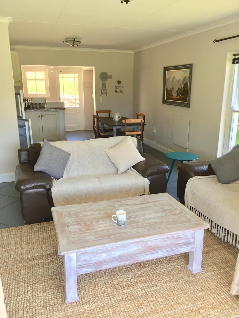Coffee/tea facilities, Kitchen or kitchenette, Living room, Seating area, Dining area