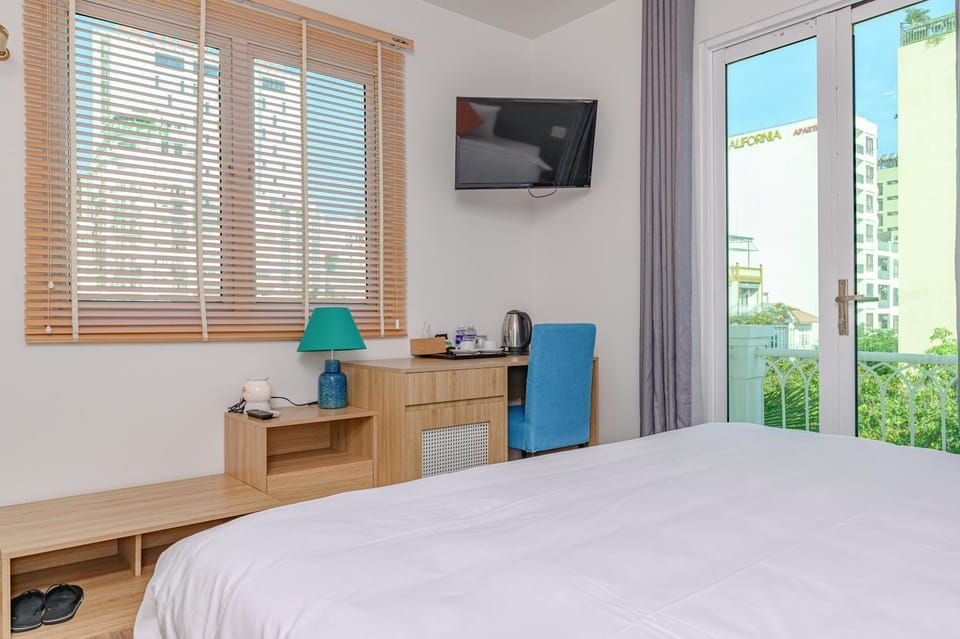 Bed, Balcony/Terrace, Photo of the whole room, City view, Sea view, Street view