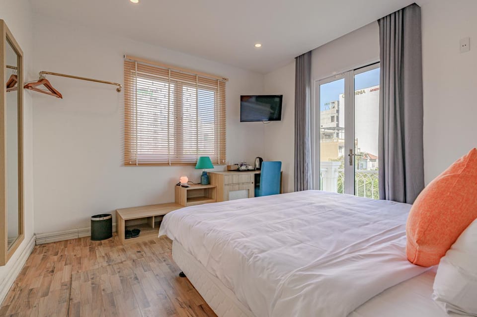 Bed, Balcony/Terrace, Photo of the whole room, City view, Sea view