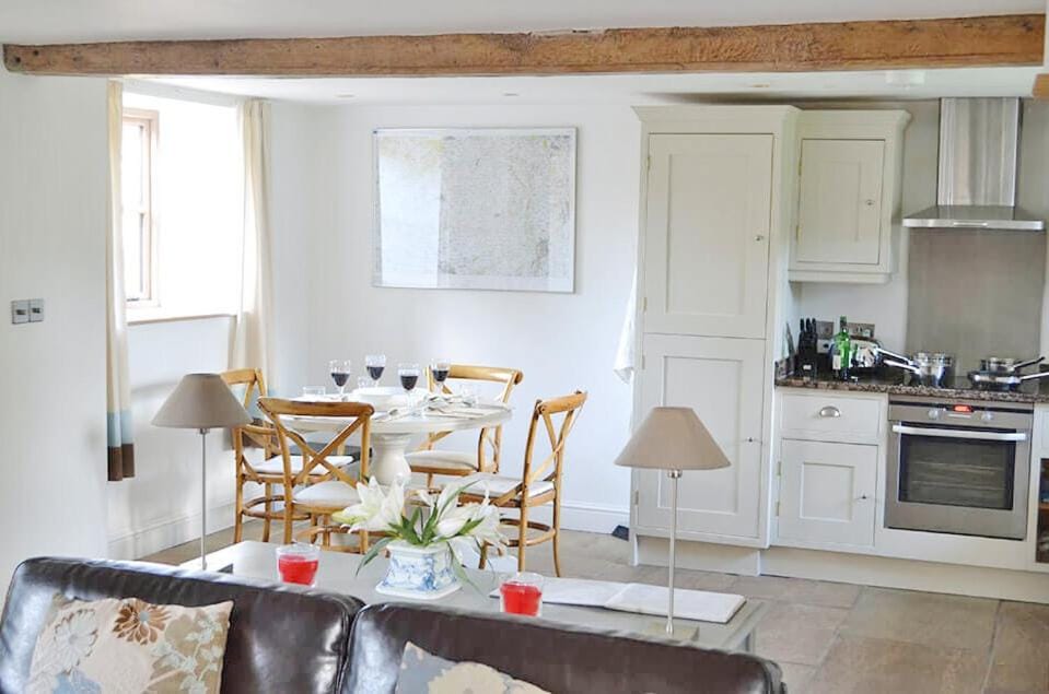 Kitchen or kitchenette, Living room, Seating area, Dining area