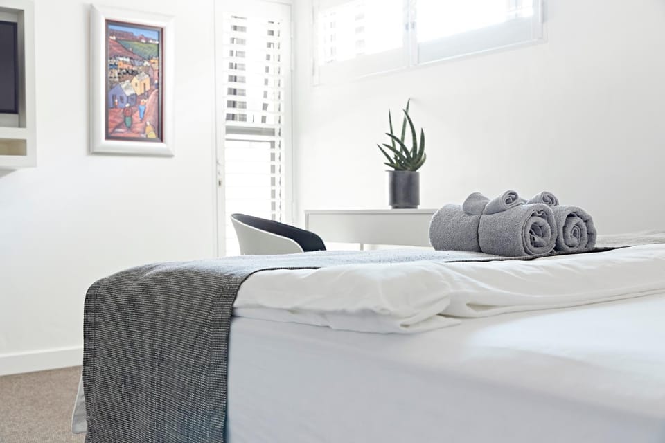 Bed, TV and multimedia, Bedroom, towels