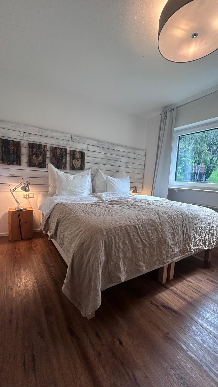 Bergwohnung mit Balkon - 2 Schlafzimmer, Parkplatz, direkt an Wanderwegen Apartment in Vorarlberg, Austria