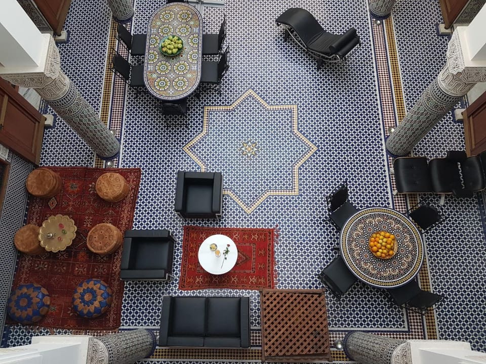 Restaurant/places to eat, Lounge or bar