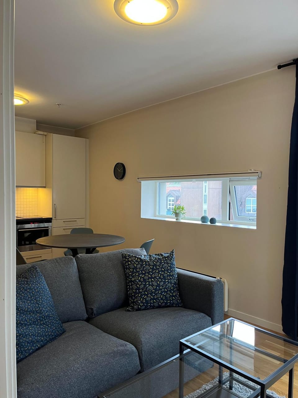 Photo of the whole room, Seating area