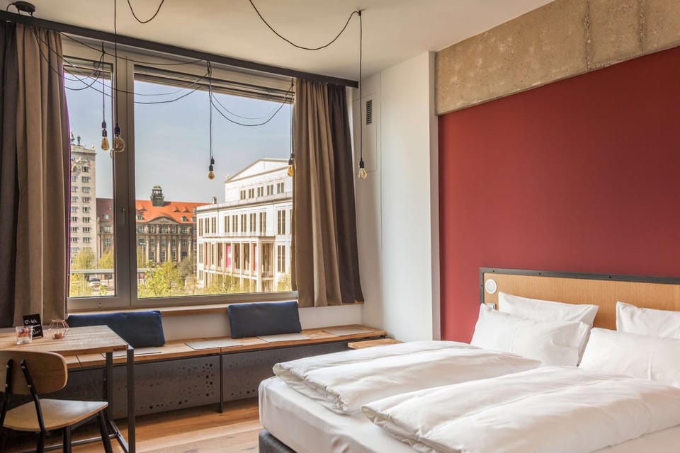 Bedroom, City view