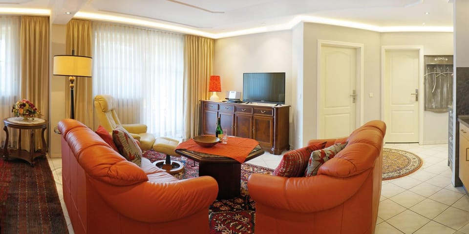 TV and multimedia, Living room, Decorative detail, Seating area