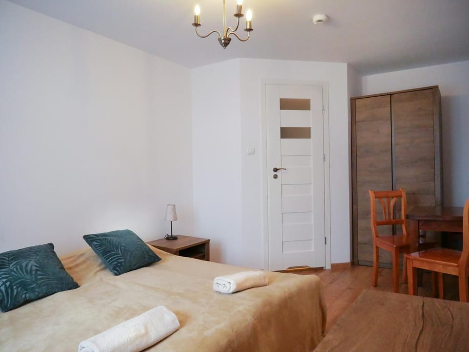 Photo of the whole room, Bedroom, wardrobe