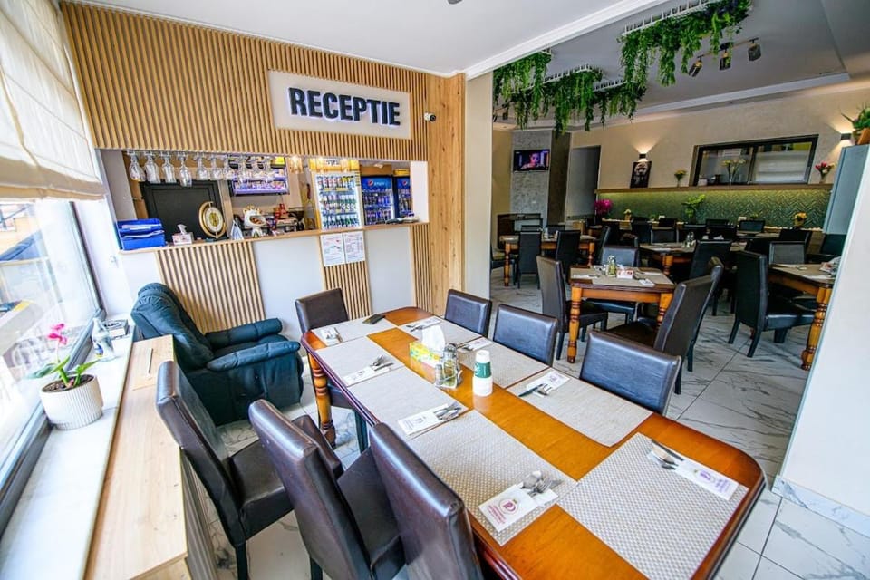 Food and drinks, Banquet/Function facilities, Seating area, Food
