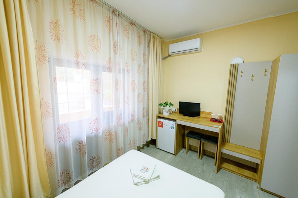 Bed, Photo of the whole room, Bedroom, towels, air conditioner