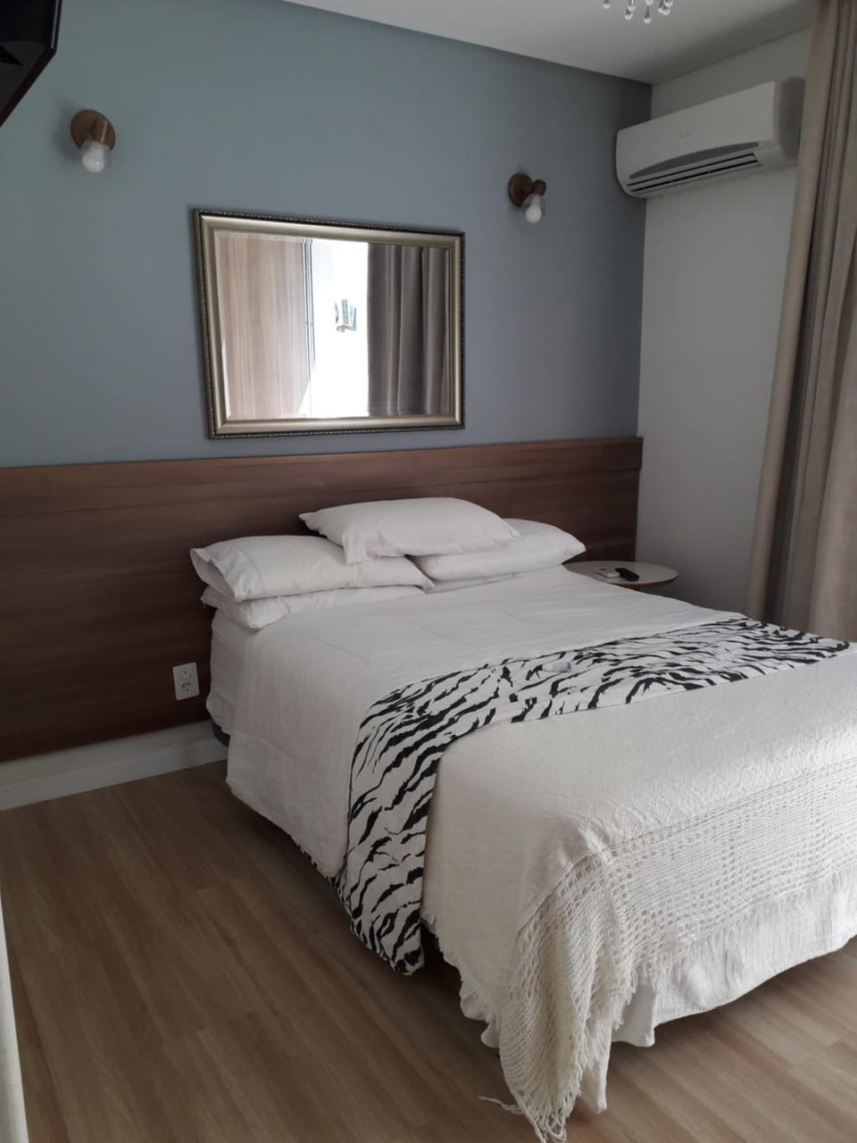 Bed, TV and multimedia, Bedroom