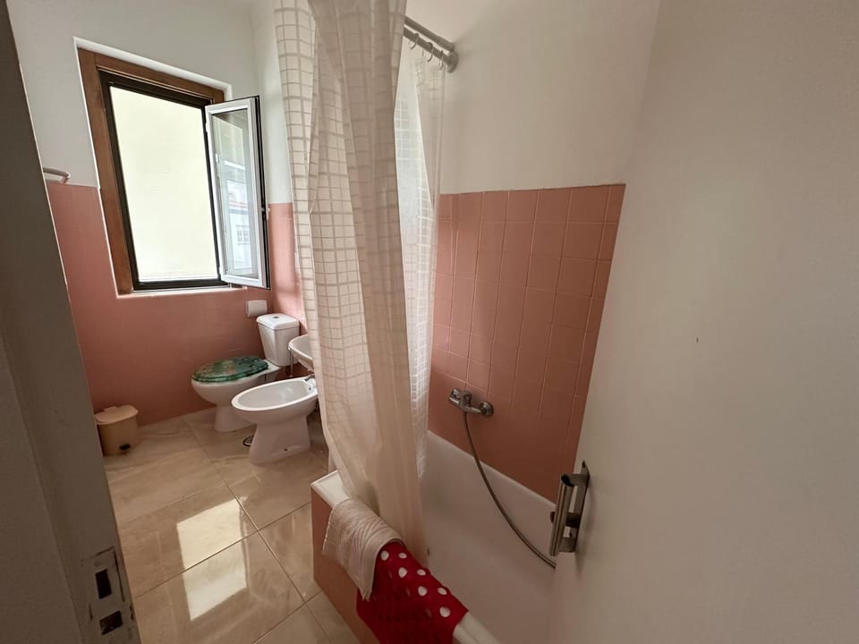 Shower, Toilet, Bathroom, Bath, bidet, towels