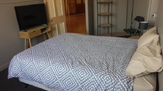 Bed, TV and multimedia, Bedroom